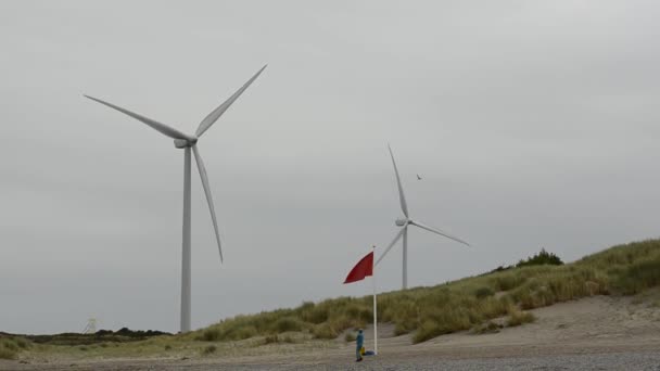 2019年8月 在灰蒙蒙的一天 风力涡轮机转动发电 从下到上倾斜运动 — 图库视频影像
