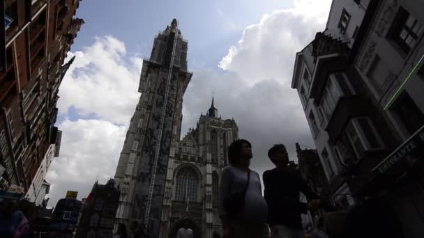 ベルギーのフランダース 2019 印象的な大聖堂は ファサードのメンテナンスのための足場で部分的に覆われています 人々は広場を横切り — ストック動画
