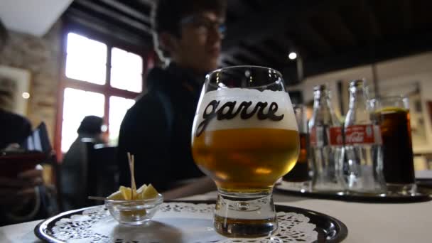 Brujas Bélgica Agosto 2019 Histórica Encantadora Cervecería Garre Degustación Cerveza — Vídeo de stock