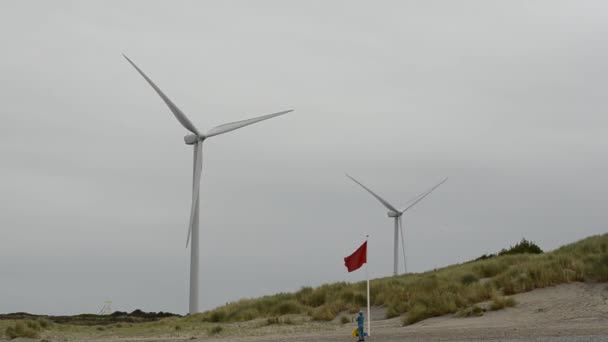 Holland Nordsjön Augusti 2019 Grå Dag Svänger Ett Vindkraftverk Som — Stockvideo