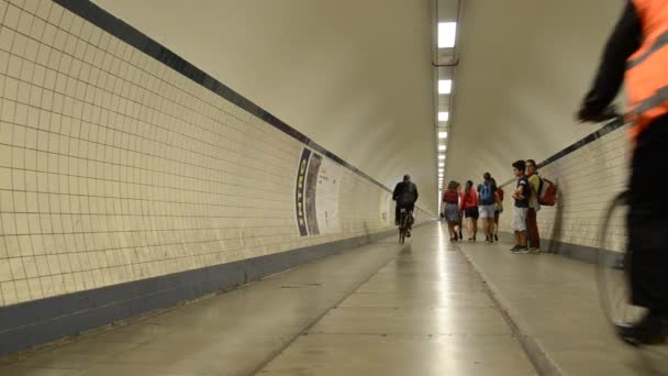 アントワープ フランダース ベルギー 2019年8月 歩行者とサンアンナトンネル ビデオ — ストック動画