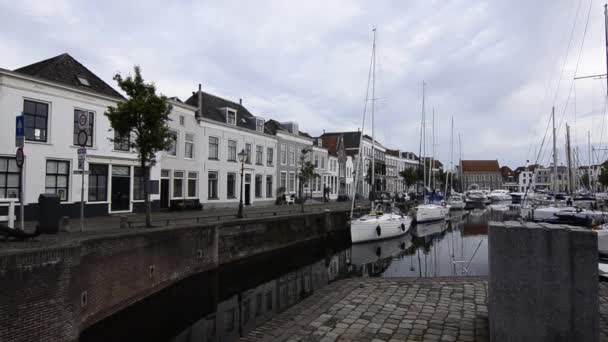 荷兰哥斯 2019年8月 镜头与观点在入口的小而漂亮的港口向其内部 左边狭窄的入口通道 — 图库视频影像