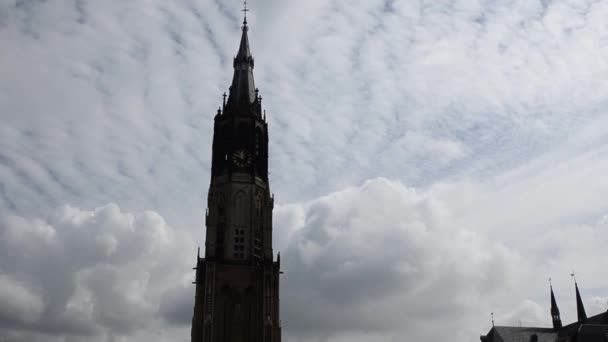 荷兰德尔夫特 2019年8月 旧城广场 俯瞰市政厅和新教堂 众多的咖啡馆和餐馆 人们走过广场 固定框架 — 图库视频影像