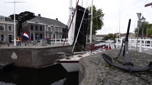 Netherlands August 2019 Kicsi Szép Kikötő Egy Kis Fehér Felvonóhíddal — Stock videók
