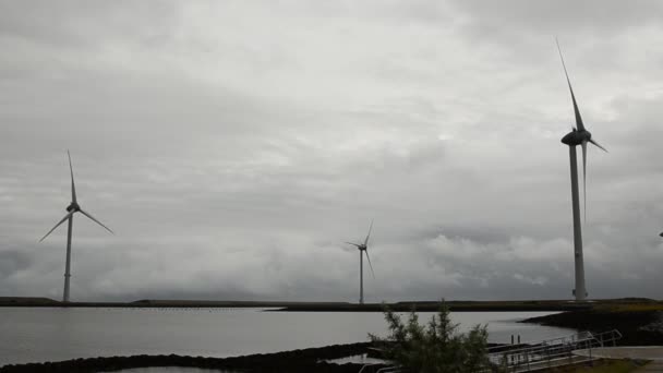 Holland Nordsjön Augusti 2019 Grå Dag Svänger Ett Vindkraftverk Som — Stockvideo