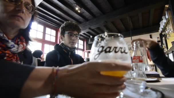 Брюгге Бельгія Серпень 2019 Історичній Чарівній Пивоварні Garre Смакує Пиво — стокове відео