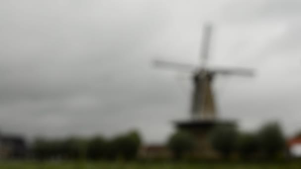 オランダへ 2019 オープン田舎では オリジナルで完全に機能するヴィンテージの風車があります 暗い雲と灰色の日 — ストック動画