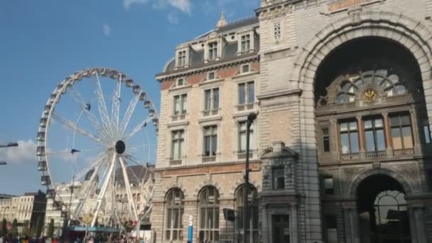 Antwerpen Flandern Belgien Augusti 2019 Visa Utsidan Järnvägsstationen Och Pariserhjul — Stockvideo