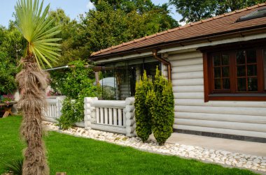 Hollanda, Zeeland - Ağustos 2019: bungalovları olan güzel bir kamp alanı. Evin girişi küçük palmiye ağaçları ve çalılarla süslenmiş güzel yeşil çimlerle süslenmiş..