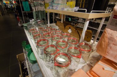 Antwerp, Flanders, Belçika. Ağustos 2019. Alışveriş merkezlerinden birinde yiyecek koruması için kırmızı plastik kapaklı cam kavanozlar var..