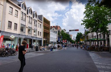 Antwerp, Flanders, Belçika. Ağustos 2019. Ana alışveriş caddesi boyunca, Meir boyunca, birçok insan şehirde geziniyor..