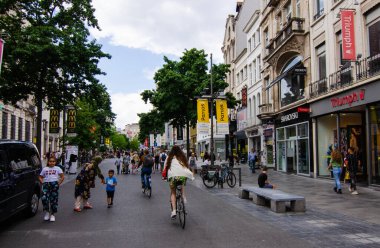 Antwerp, Flanders, Belçika. Ağustos 2019. Ana alışveriş caddesi boyunca, Meir boyunca, birçok insan şehirde geziniyor..