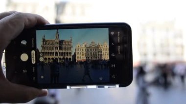 Brüksel, Belçika - Ağustos 2019 Grand Place güzel tarihi binalarla çevrili. Akıllı telefon binaları net bir şekilde gösterir, arka planı bulanıklaştırır.