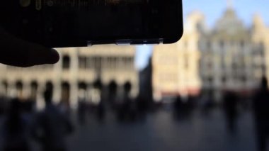 Brüksel, Belçika - Ağustos 2019 Grand Place güzel tarihi binalarla çevrili. Akıllı telefon binaları net bir şekilde gösterir, arka planı bulanıklaştırır.