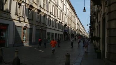 Torino, İtalya - Mayıs 2020: Garibaldi üzerinden eski bir kasaba yaya sokağı: Koronavirüs salgınıyla sokaklara geri dönen insanlar koruyucu maskeler takıyor ve sosyal mesafeler uyguluyor
