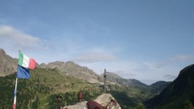 Vinadio, İtalya - Temmuz 2019: İkinci Dünya Savaşı 'nda ölenlere adanmış bir anıt. Kanıt olarak paslı dikenli teller ve bombaların parçaları patladı.