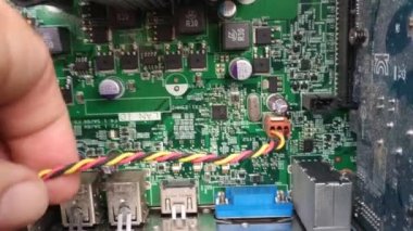 Torino, İtalya - Ağustos 2019: Bir PC içinde denetim ve doğrulama. Beyaz adamın eli, soğutma vantilatörünün bağlantı kablosundan geçiyor.