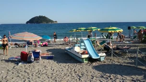 Albenga Talya Temmuz 2019 Gallinara Adası Albenga Çevresindeki Plajlarda Bir — Stok video