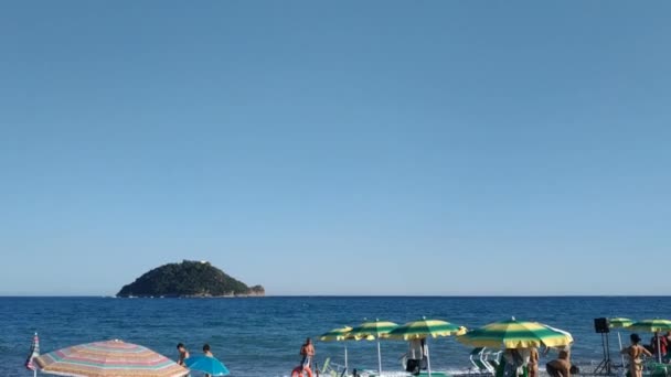 意大利阿尔本加 2019年7月 加里纳拉岛是阿尔本加周围海滩上的一个地标 它的形状就像一只大乌龟 人们可以欣赏风景 — 图库视频影像