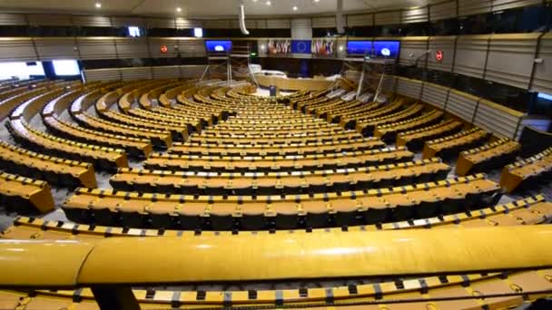 ブリュッセル ベルギー 2019年8月 小規模なメンテナンス作業中の欧州議会のヘミックサイクルのビュー いくつかの保護布に — ストック動画