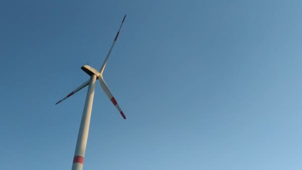 Zéland Holandsko Srpen 2019 Větrná Turbína Červenými Pruhy Slunečný Den — Stock video