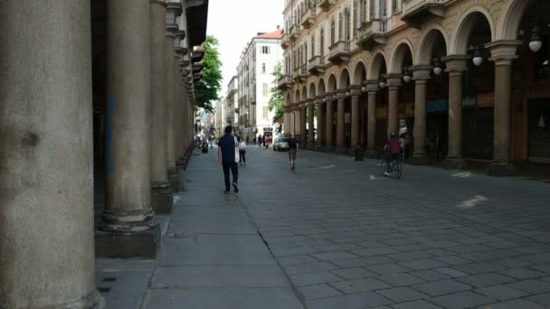 トリノ イタリア 2020年5月 ガリバルディを経由して旧市街は歩行者天国です 人々は保護マスクを着用し 社会的距離を適用するコロナウイルスのパンデミックで通りに戻ります — ストック動画