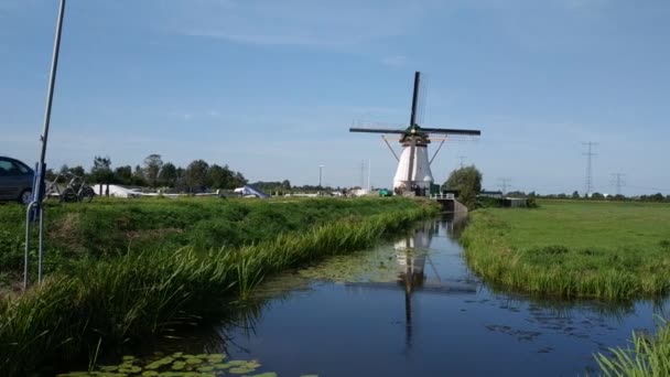 Zaanse Schans Holland August 2019 Northeast Amsterdam是一个位于Zaan River的小社区 看到河岸上的磨坊时 它们以其明亮的颜色脱颖而出 — 图库视频影像