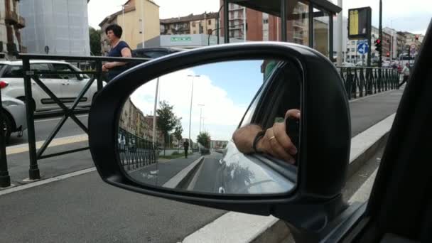 トリノ イタリア 2019 左側には 食品や飲み物の宅配会社であるGlovoの労働者がいます 典型的な緑のロゴと派手な黄色のダッフルバッグ 運転席からのポフ — ストック動画