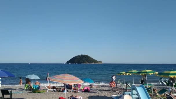 意大利阿尔本加 2019年7月 加里纳拉岛是阿尔本加周围海滩上的一个地标 它的形状就像一只大乌龟 人们可以欣赏风景 — 图库视频影像