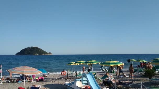 Albenga Italia Luglio 2019 Isola Gallinara Punto Riferimento Sulle Spiagge — Video Stock