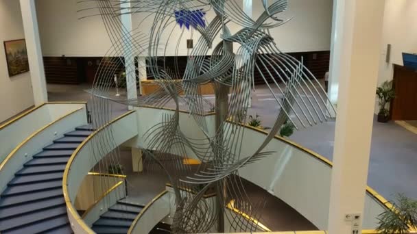 比利时布鲁塞尔 2019年8月 在议会半圆形建筑内 现代金属制品象征着欧洲国家之间的联系 — 图库视频影像