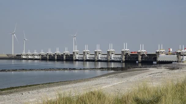 Osterscheldekering オランダ 2019 非常に近代的な暴風防止ダムの眺め 印象的なエンジニアリング作業の背景に 風力タービンは風力エネルギーを利用します — ストック動画