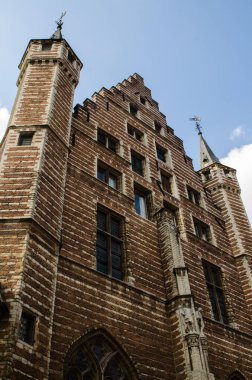 Antwerp, Flanders, Belçika. Ağustos 2019. Eski et pazarı bugün müze olarak kullanılan tarihi ve karakteristik bir binadır. Kırmızı tuğlaları çok iyi kullanıyor..