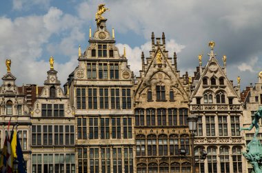 Antwerp, Flanders, Belçika. Ağustos 2019. Şehir meydanındaki lonca binalarının ön cephelerinin güneşli bir gününde. Zarif yaldızlı süslemeler Rönesans mimarisini süslüyor.