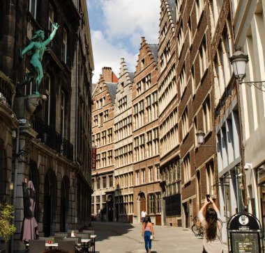 Antwerp, Flanders, Belçika. Ağustos 2019. Tarihi merkezde bir cadde: tipik evler, birçok restoran ve insan. Güneşli bir gün.