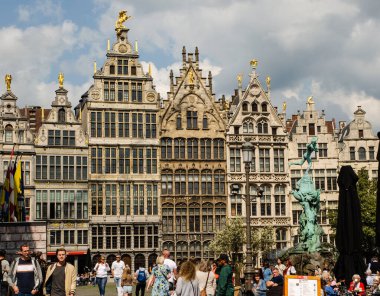 Antwerp, Flanders, Belçika. Ağustos 2019. Güneşli güzel bir günde kasaba meydanındaki lonca binalarının cepheleri güzellik için baharat kaynıyor. İnsanlar güzel günün tadını çıkarır..