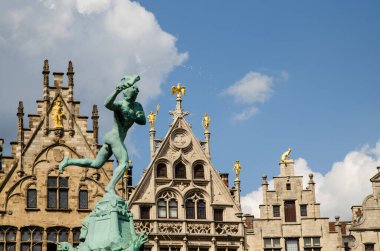 Antwerp, Flanders, Belçika. Ağustos 2019. Belediye binası meydanı, şehrin en güzel binalarına bakıyor. Şehrin kurucusuna adanmış Brabone çeşmesinin ayrıntıları..