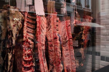 Antwerp, Flanders, Belçika. Ağustos 2019. Tarihi merkezde lüks bir kasap dükkanı var: büyük kesikler dükkan vitrininde etiketle sergileniyor. Et severler için karşı konulmaz bir cazibe.