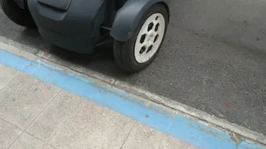 Torino, İtalya - Temmuz 2019: Renault Twizy 'nin kişiselleştirilmiş boyama ve reklam yazıları sokağa park edilmiş.