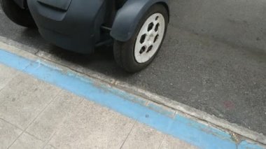 Torino, İtalya - Temmuz 2019: Renault Twizy 'nin kişiselleştirilmiş boyama ve reklam yazıları sokağa park edilmiş.