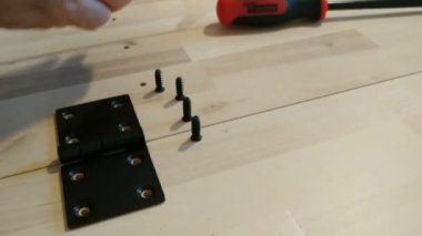 İki hafif tahta üzerinde siyah metal bir menteşeyle tamir ediliyor. Tornavida düzüşmek için kullanılır..