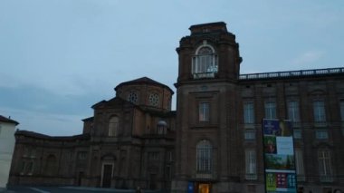 Piedmont, İtalya - Temmuz 2019: Piazza della β bblica sarayın girişi. Saat kulesine girin. İnsanlar akşamları serinliyor.