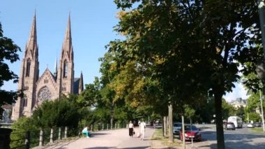 Strasbourg, Fransa - Ağustos 2019: III Nehri 'nden St. Paul Kilisesi' ne bakın