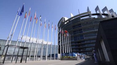 Strasbourg, Fransa - Ağustos 2019: Avrupa parlamentosunun heybetli ve modern karargahı. Camdan ve çelikten yapılmış, tüm ihtişamıyla nehre bakıyor..