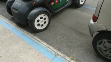 Torino, İtalya - Temmuz 2019: Renault Twizy 'nin kişiselleştirilmiş boyama ve reklam yazıları sokağa park edilmiş.