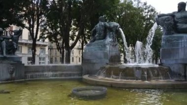 Turin, Piedmont, İtalya - Temmuz 2019: Piazza Solferino 'daki Angelica çeşmesinde pan hareketi ile filme alındı. Bunu besteleyen heykeller sembolik olarak dört mevsimi anımsıyor.