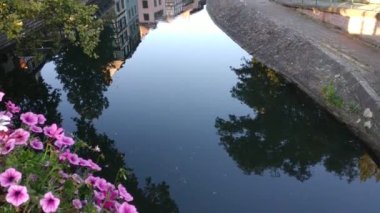 Strasbourg, Fransa - Ağustos 2019: Petite France tarihi bölgesi ana turistik merkezdir. Geceleri tüm çekiciliğini ve güzelliğini yarı ağaçlı evleri, kanalları ve çiçekleriyle ifade eder.