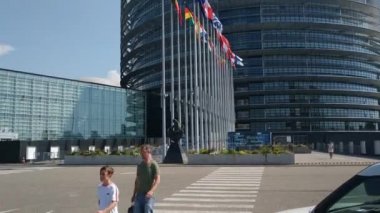 Strasbourg, Fransa - Ağustos 2019: Avrupa parlamentosunun heybetli ve modern karargahı. Camdan ve çelikten yapılmış, tüm ihtişamıyla nehre bakıyor..