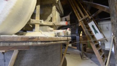 Zaanse Schans, Hollanda - Ağustos 2019 Zaan Nehri üzerindeki küçük bir topluluk, geçmişi canlandırmanıza izin veriyor. Değirmenin içinde, hareketi ileten dişlilerin ayrıntıları.. 