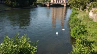 Strasbourg, Fransa - Ağustos 2019: III Nehri 'nden St. Paul Kilisesi' ne bakın